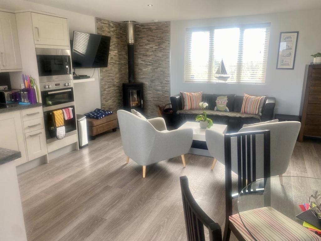 2 Bedroom Cottage Sleeps 4 With Hot-Tub, & Shared Pool Use Sennen Esterno foto