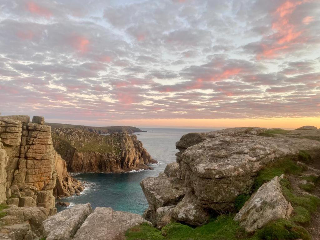 2 Bedroom Cottage Sleeps 4 With Hot-Tub, & Shared Pool Use Sennen Esterno foto