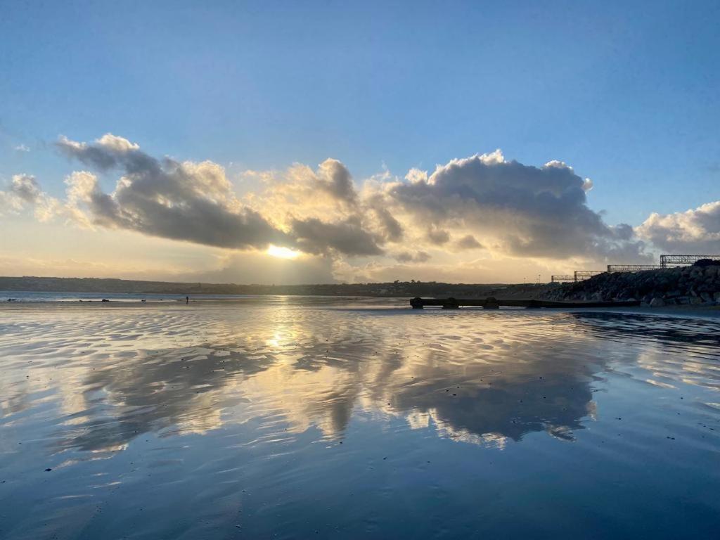 2 Bedroom Cottage Sleeps 4 With Hot-Tub, & Shared Pool Use Sennen Esterno foto