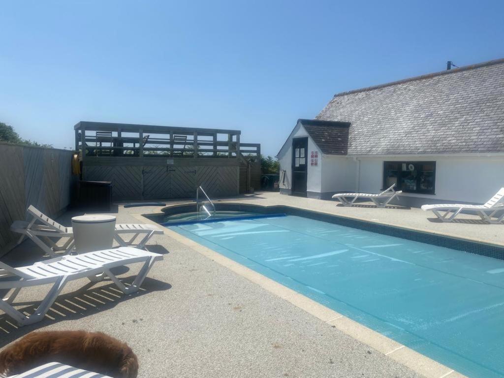 2 Bedroom Cottage Sleeps 4 With Hot-Tub, & Shared Pool Use Sennen Esterno foto